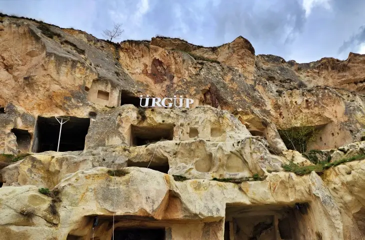 Ürgüp kaya oyma yapılar üzerinde Ürgüp yazısı